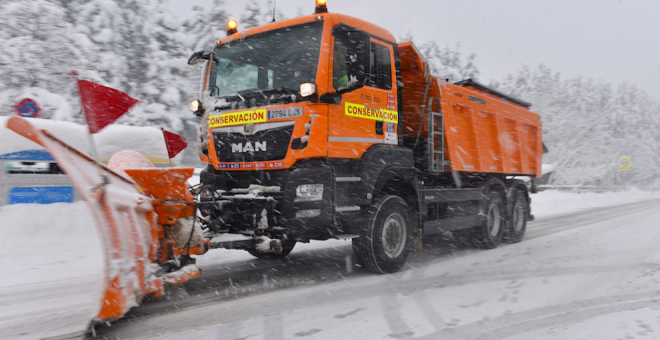 Continúa cerrado un carril de la A-67 en Molledo por la nieve, que condiciona la circulación en la N-611