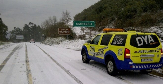 La nieve mantiene cerrados cinco puertos cántabros y obliga a usar cadenas en dos carreteras