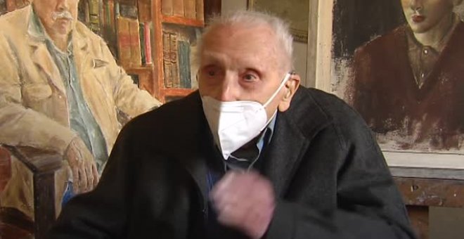 Un pintor gallego de 108 años anima a ponerse la vacuna de la COVID-19