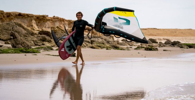 El kitesurfista más polifacético de España se exhibe allí donde desierto y océano se abrazan