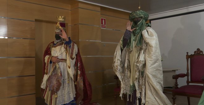 Los Reyes Magos se vacunan simbólicamente contra la Covid-19