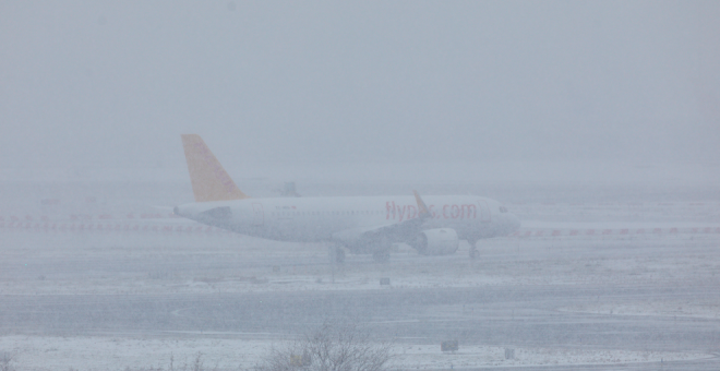 El aeropuerto Madrid Barajas paraliza su actividad durante todo el sábado