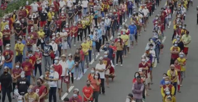 Miles de filipinos acuden a una misa multitudinaria pero se cancela la procesión del Jesucristo negro