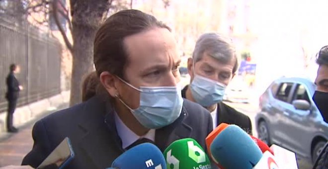 Iglesias no retira sus palabras sobre el exilio de Puigdemont pero matiza que "los contextos históricos son diferentes"