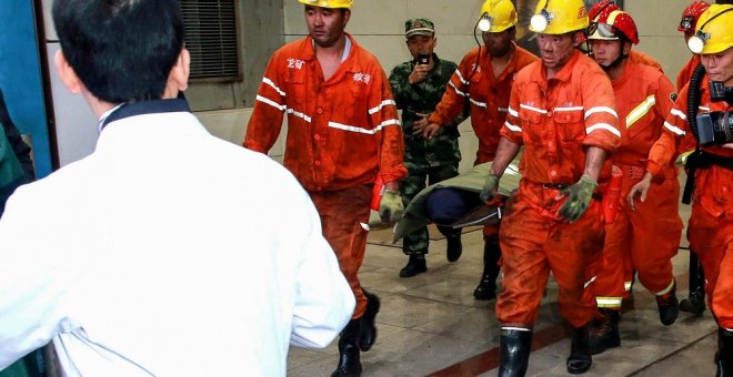 Once mineros son rescatados de una mina de oro en China tras pasar 14 días atrapados