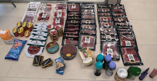 La policía incauta a una mujer un centenar de productos de alimentación que vendía en la calle