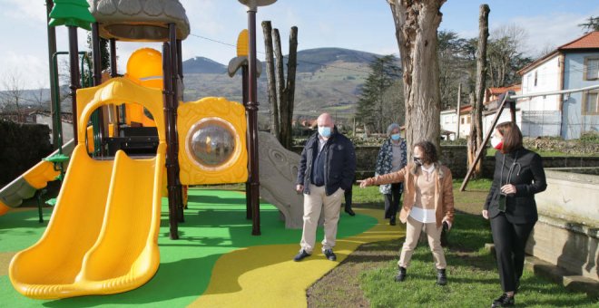 El Gobierno renueva el parque infantil de Santa Cruz de Molledo con una inversión de 24.000 euros