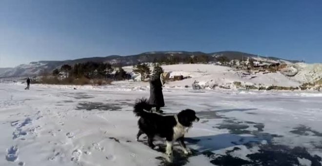 La abuela rusa que recorre el hielo del Baikal a los 79 años