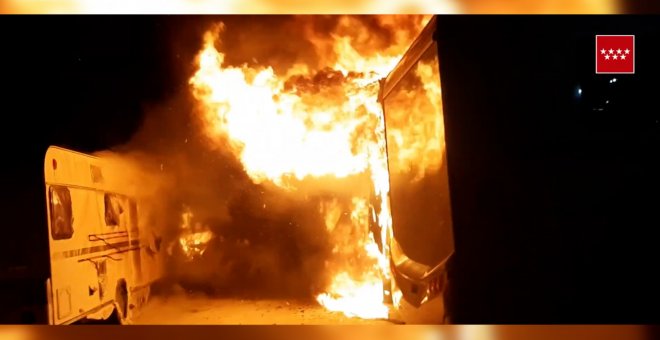 Espectacular incendio en un aparcamiento de caravanas de Alcalá de Henares