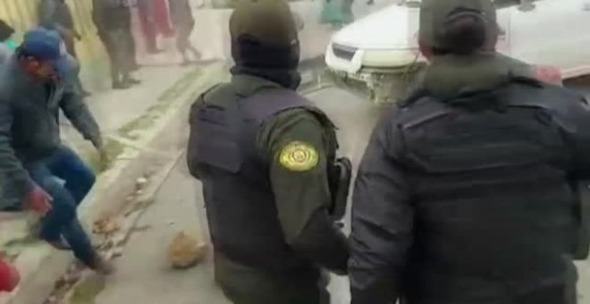 Robo frustrado en Bolivia gracias a la intervención de una multitud que logra capturar a los ladrones de una casa que huían en coche
