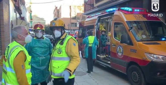 Cinco heridos por una explosión mientras reparaban una máquina en un bar de Villaverde