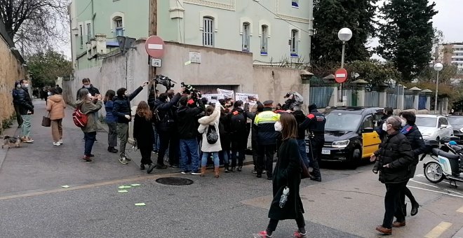 Cinco activistas de Femen protestan contra Garriga (Vox) ante su colegio electoral