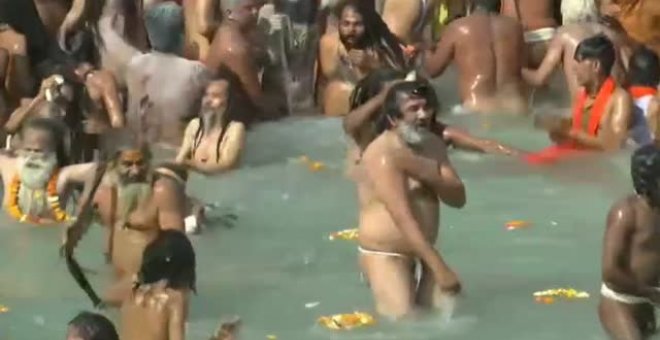 Millones de peregrinos hinduistas se bañan en el Ganges sin distancia de seguridad