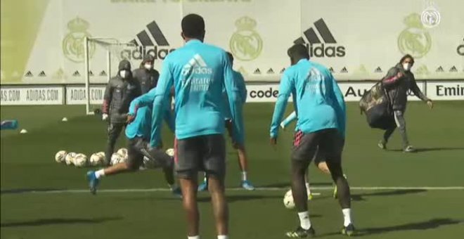 El Real Madrid se entrena pensando en la Liga y a la espera de conocer mañana su rival europeo