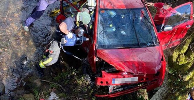 Dos mujeres y un mejor heridos leves tras caer con su coche a un arroyo en Vega de Villafufre