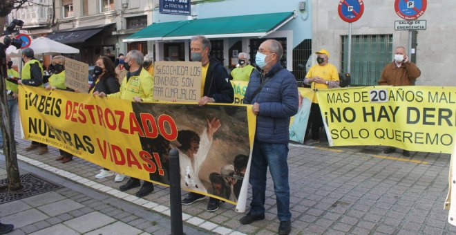 Los afectados por sentencias de derribo se concentran ante el Gobierno para exigir que se cumpla con lo firmado y "no nos tomen más el pelo"