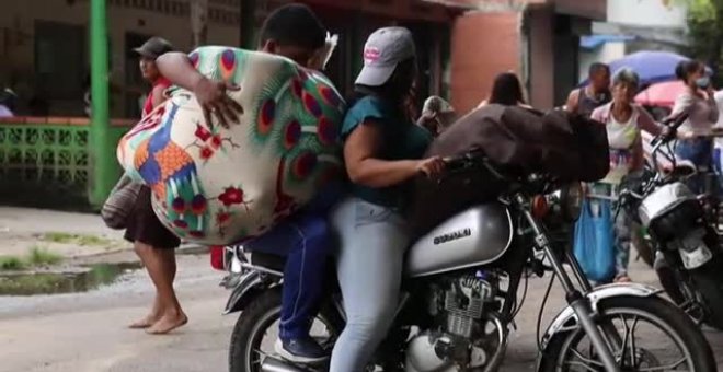 Más de 700 familias cruzan de Venezuela a Colombia con todas sus pertenencias