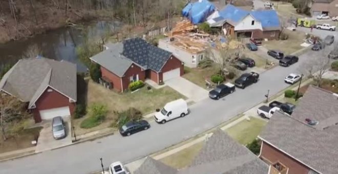 Un dron captura el rastro de destrucción causado por el paso de varios tornados en Alabama