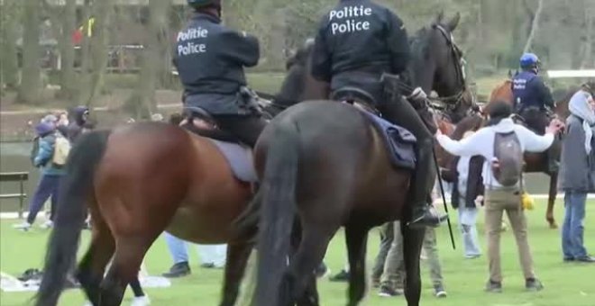 La Policía belga dispersa a cientos de personas de fiesta en un parque por segundo día consecutivo