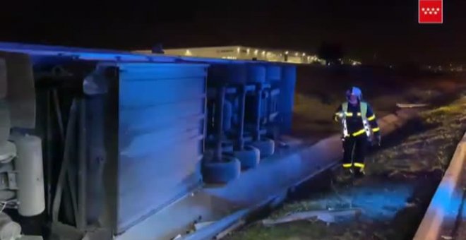 Un camión cargado con 30 toneladas de comida vuelca en la carretera en Getafe (Madrid)