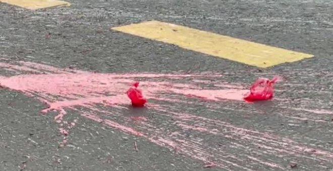 Protesta con pintura roja para recordar a los caídos en las manifestaciones