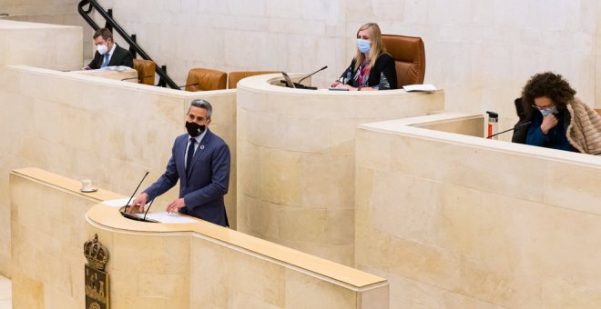 Las 41 personas que coincidieron con Zuloaga en el Parlamento se someten a una PCR