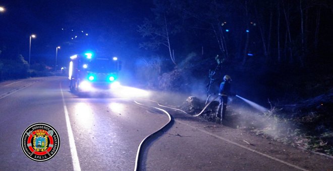 Extinguido un incendio de vegetación junto a la carretera nacional entre Heras y Solares