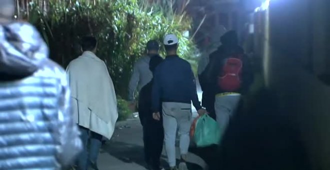 Cientos de marroquíes pasan la noche en las calles de Ceuta