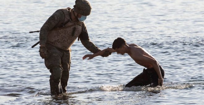 "La invasión son niños lanzándose al agua": las duras imágenes que muestran la realidad de los migrantes que llegan a Ceuta