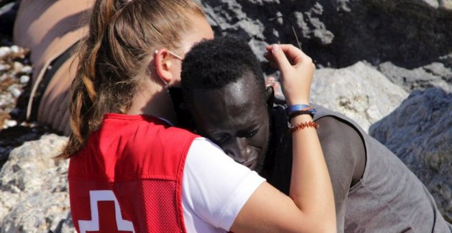 La voluntaria de Cruz Roja que consoló a un migrante en Ceuta cierra sus redes ante la oleada de insultos racistas y xenófobos