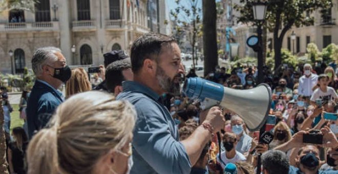 Abascal vendiendo papas con el megáfono o el doblaje definitivo