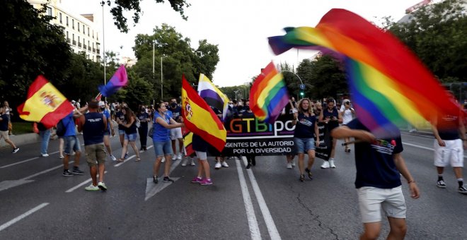 Una sentada de activistas trans clama contra el PSOE durante la marcha: "Nos echáis de la ley, os echamos del Orgullo"