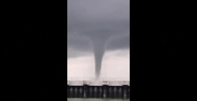 Graban un impresionante torbellino de agua junto a la costa de Singapur