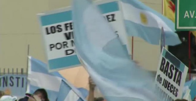 Miles de personas protestan contra el Gobierno de Argentina el Día de la Independencia