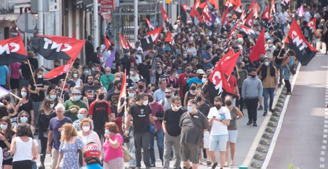 Varios miles de manifestantes arropan en las calles de Xixón a las siete personas del 'caso de La Suiza'