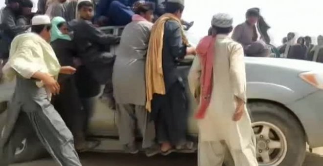 Los talibán disputan ya los puestos fronterizos