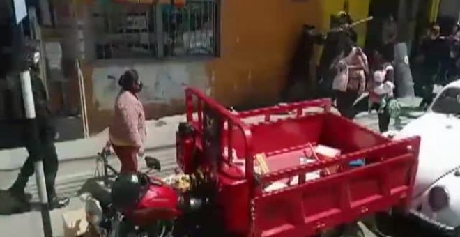 Batalla campal entre vendedores ambulantes y la Policía en Perú