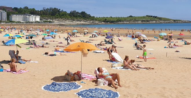El buen tiempo llena este viernes las playas en Cantabria