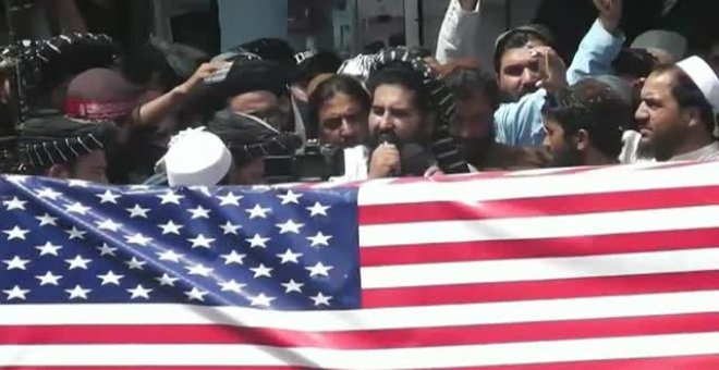 Los talibanes celebran la retirada de las tropas estadounidenses con un "funeral simulado"