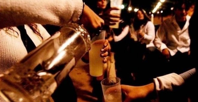 Denunciados 26 jóvenes en un botellón en la playa de Peligros