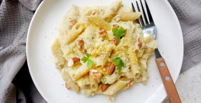 Pato confinado - Receta de penne rigate con bechamel de coliflor