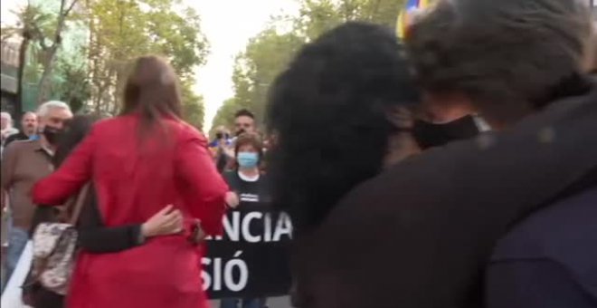 Cientos de manifestantes protestan frente al consulado italiano en Barcelona por la detención de Puigdemont