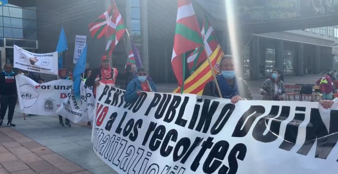 Un centenar de pensionistas llevan a Bruselas su lucha por las pensiones públicas