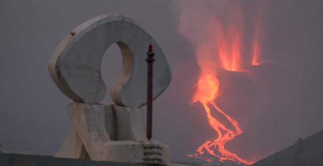 La colada del volcán de La Palma forma un delta de lava