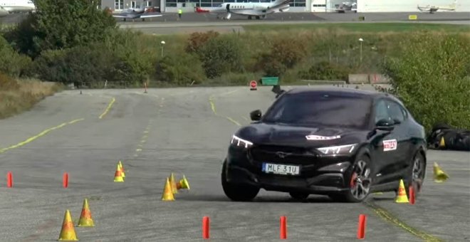 El Ford Mustang Mach-E no supera la prueba del alce que sí salvan otros tres SUV eléctricos