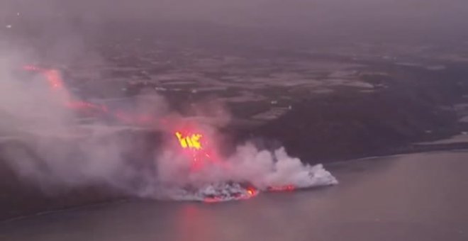 La lava crea un enorme delta de 500 metros de ancho y decolora el mar