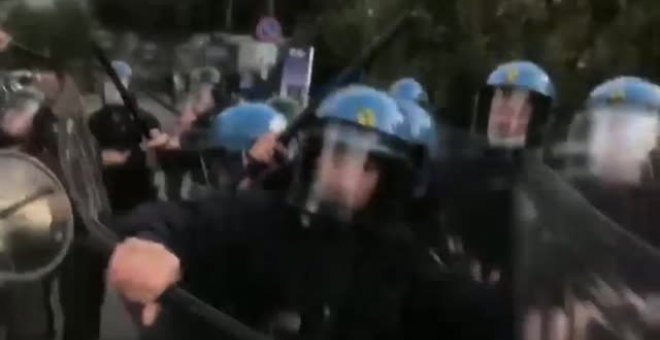 Los activistas climáticos protestan en Milán y se enfrentan a la policía antidisturbios