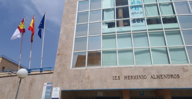 Un menor que suele llevar falda sufre una paliza entre insultos homófobos durante una clase de su instituto en Almansa