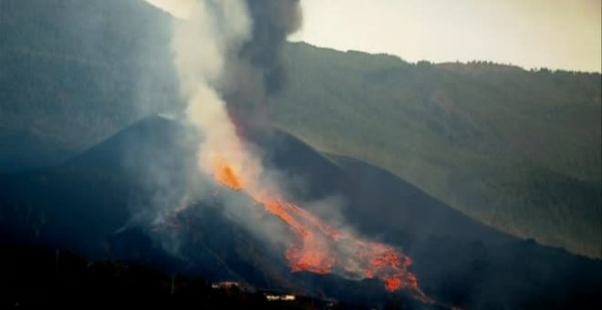 Cae parte del cono principal del volcán Cumbre Vieja