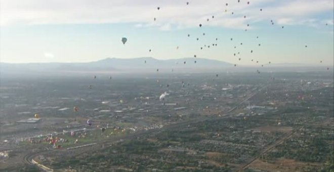 Cientos de globos aerostáticos llenan de color el cielo en Estados Unidos en Albuquerque